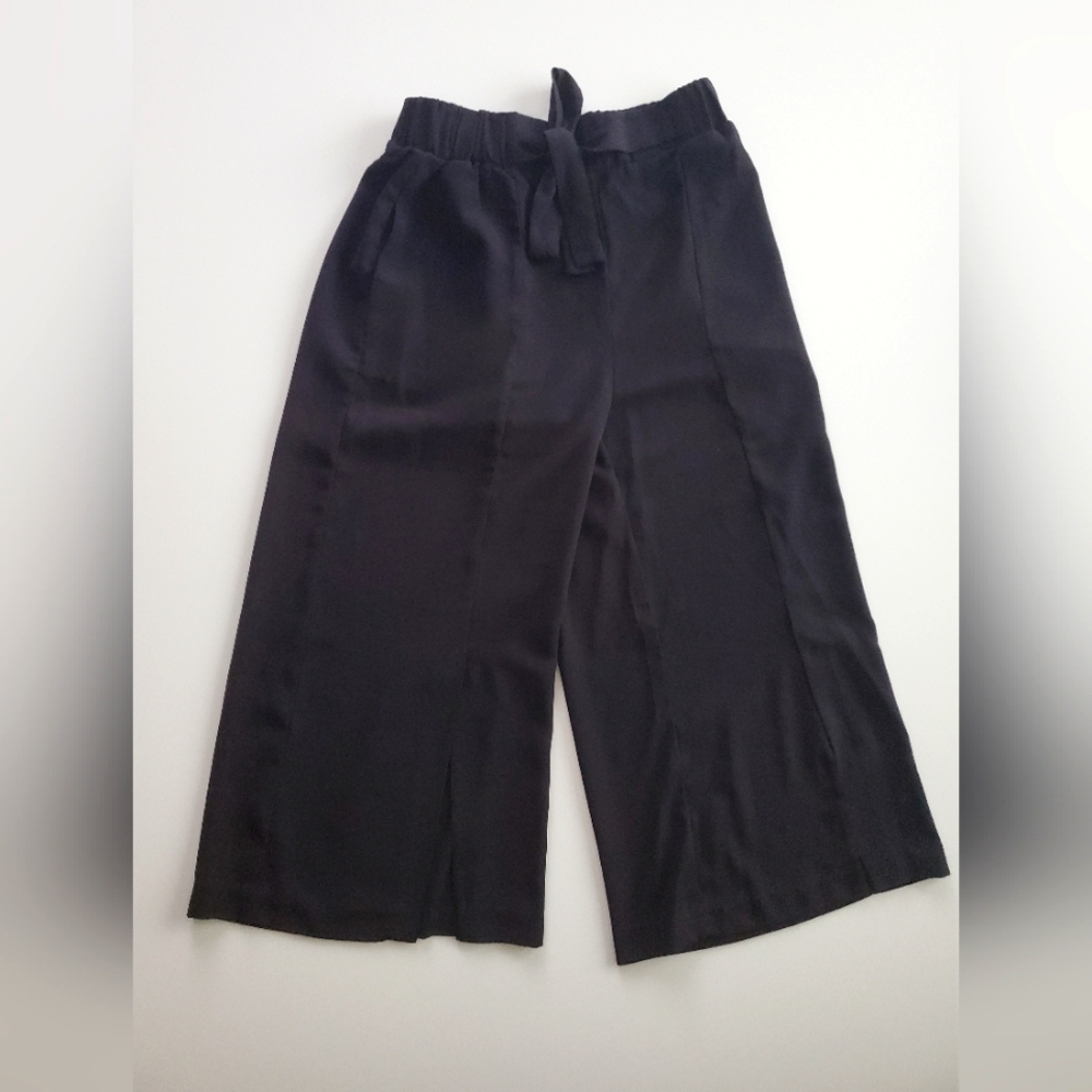 🌟 Effortless Elegance: Black Trousers with Chic Belt Detail 👖